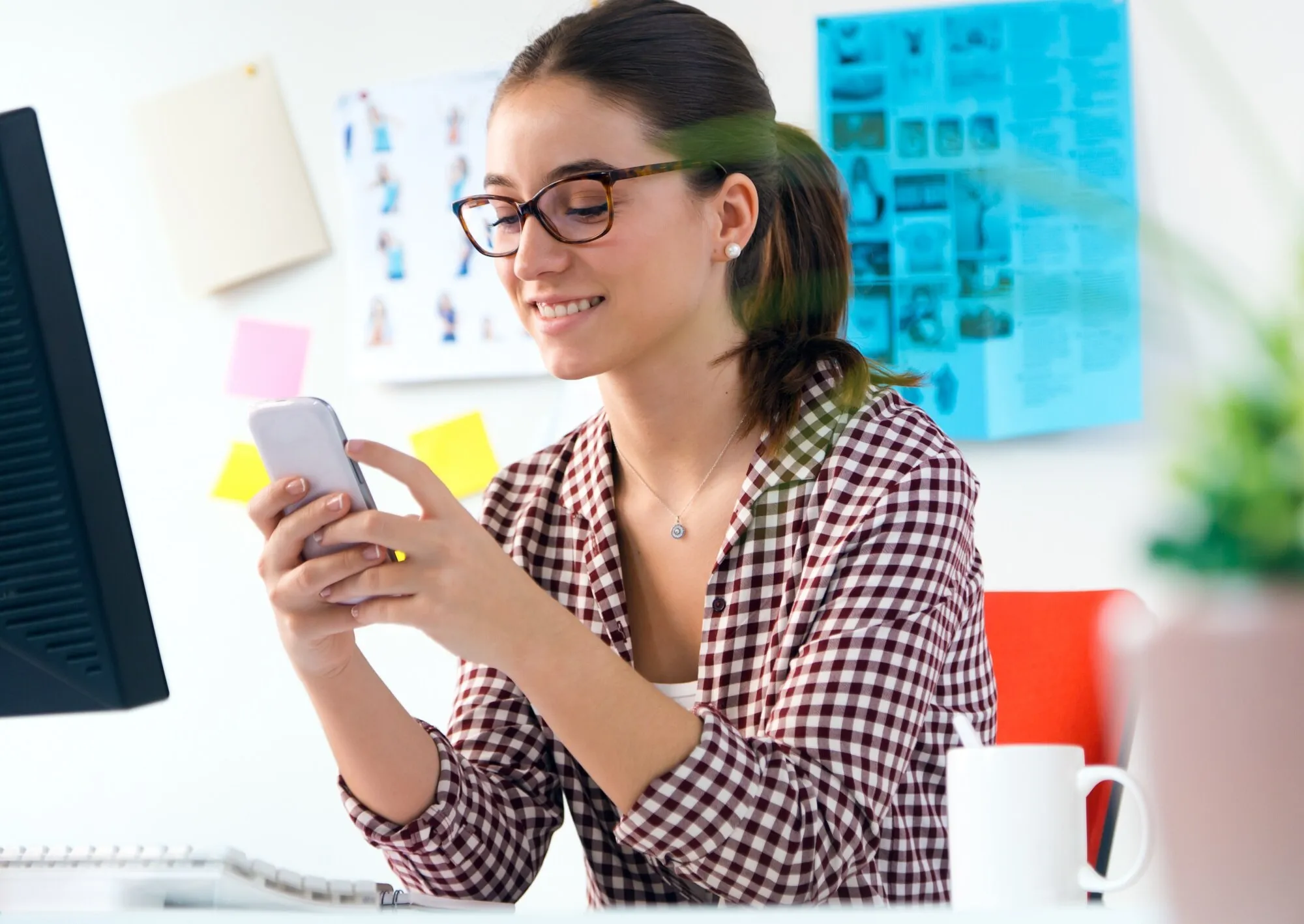 imgi_10_beautiful-young-woman-using-her-mobile-phone-office_1301-3792